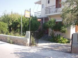 Eleni Studios & Apartments, hotel in Mithimna