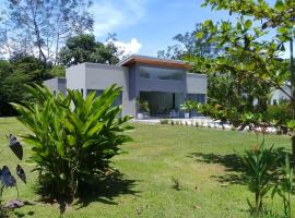 Lilan Nature, Modern House N°1, private swimming pool., Ferienhaus in Cahuita