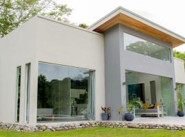 Lilan Nature, Modern House N°2, private swimming pool, Ferienhaus in Cahuita