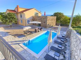 Villa Vrh, hotel in Krk