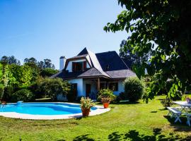 Chalet con piscina y 2000 m de jardín, casa de muntanya a Vigo