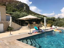 Luxury air-con Villa, heated pool, stunning views, nearby a lively village, hotel in Volx