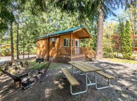 Mount Hood Village Deluxe Cabin 5, lomakylä kohteessa Welches