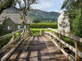 Enchanting,rustic, Dundurn Mill with stunning views and private river, hotell i Comrie
