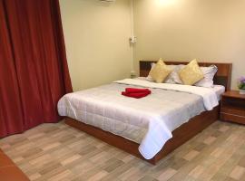 นพรัตน์การ์เด้นฮิลล์, hotel a Uthai Thani