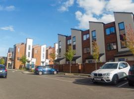 Three Bedroom Townhouse with Parking, hotel v mestu Telford