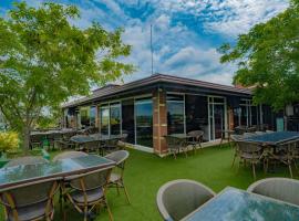 Sasha Transit Hotel، فندق في كاتوناياكى