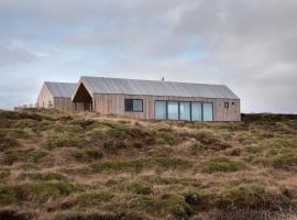 Luxury house, Golden Circle getaway - Private hot tub and sauna, hytte i Reykholt