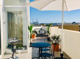 Sunny Penthouse with Large Terrace, hotel in Marsaxlokk