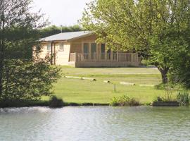 Woodpecker Lodge - Brook Meadow - sleeps 4 plus 2 - no pets, hotel i Market Harborough