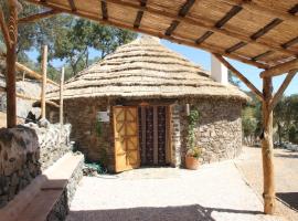 Alojamiento Los Chozos, country house in Cazalla de la Sierra