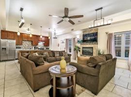 Spacious 4BR City Condo steps from St Charles Ave, hotel di New Orleans