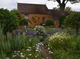 Unique cosy cottage with stunning gardens, hotel em Musselburgh