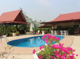 1 Double bedroom apartment with Pool and extensive Kitchen diningroom, готель з парковкою у місті Ban Sang Luang
