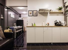 T2 2 Bedrooms 6 guests Full kitchen 1 min to BTS, hôtel à Bangkok