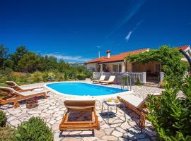 VILLA ANA - 3 bedroom villa with private pool and unspoiled natural environment, hotel com estacionamento em Kučiće