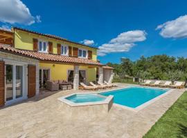 Villa Gardenia with pool, garden and jacuzzi, holiday home in Tinjan
