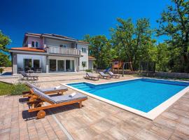 Villa Andrea with 5 bedrooms, 50 sqm private pool, a fun zone with PRO 9 Pool table, outdoor playground, hotell sihtkohas Poljica