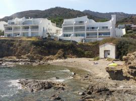 carpe diem beach front cat, hotel a prop de Monestir de Sant Pere de Rodes, al Port de la Selva