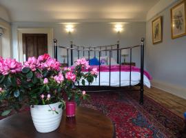 Redlynch Lodge, hotel amb aparcament a Redlynch