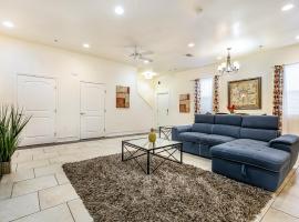 New Orleans में, होटल Inviting 3BR Condo steps from St Charles Ave
