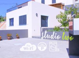 Studio Two | Massapez | Fajã da Ovelha | Calheta, ваканционно жилище в Fajã da Ovelha