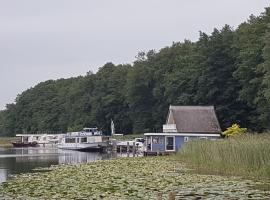 Hausboot Mirabella am Müritz Nationalpark Festanliegend, holiday rental in Mirow