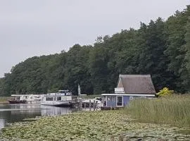 Hausboot Mirabella am Müritz Nationalpark Festanliegend