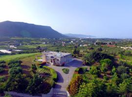 Relaxing Villa with garden and mountain view in Heraklion, hotel di Kavrokhórion