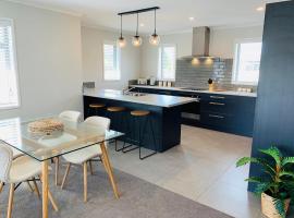 Stunning Brand New Executive Home, hotel in Hastings