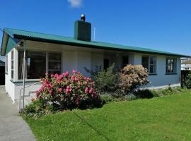 Super Central Cosy Greytown House with Garage, family hotel in Greytown