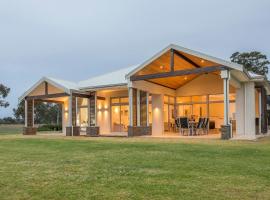 Metricup House - elegant country retreat, holiday home in Wilyabrup