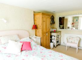 Cosy Cottage ground floor bedroom ensuite with private entrance, bed and breakfast en Chichester