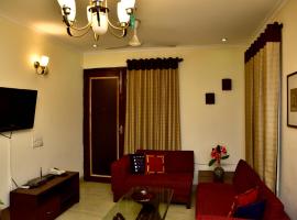 2BHK Comfortable Furnished Serviced Apartments in Hauz Khas - Woodpecker Apartments, hotel i New Delhi