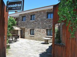 Casa Rural La Cuadraá, lemmikkystävällinen hotelli kohteessa Linares de Riofrío