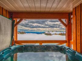 3 BR 3 Bath ski in ski out with private hot tub, hotel in Big White