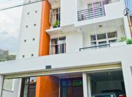 Furnished apartment at Colombo suburbs Nawala: Rajagiriya şehrinde bir otel