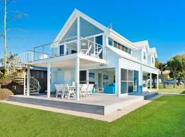 Middle Rock Beach House - Beach Front, Lake Cathie