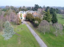 Coulsdon Manor Hotel and Golf Club, sumarbústaður í Croydon