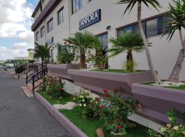 L Anfora: Tramatza'da bir otoparklı otel