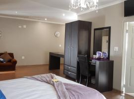 Luxury Heights Guesthouse, hotell i Newcastle
