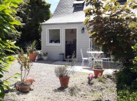 Gîte, Le Jardind'Eneour, spots de surf, plages et randonnées !, hotel com estacionamento em Plonéour-Lanvern