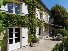 Beautiful farmhouse in Dordogne، فندق في Villars