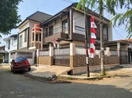 TAMA Guesthouse 15 People for Family or Group, feriebolig i Tangerang