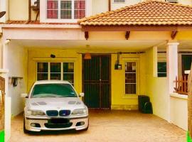 HOMESTAY GOMBAK PERMAI، فندق في بانيا إليجا