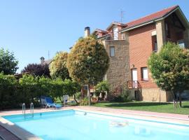 Preciosa casa independiente con piscina cubierta y gran jardín privados, hotel keluarga di Haro