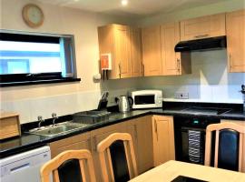 10 The Parklands - Cosy Bungalow in Cornwall, hotel with parking in Kilkhampton