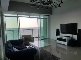 Bay Resort Condominium, 7, Beach-front Sea view, 6-8 PAX, hotell i Miri