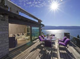Villa Rachele: stunning luxury villa in centre Gargnano with private pool and breathtaking views, hotel in Gargnano