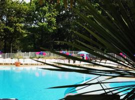 Camping Officiel Siblu Les Pierres Couchees، فندق في سانت-بريفين-لي-بان